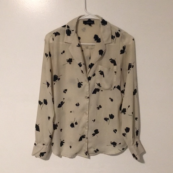 Hella cute flower button down - Picture 7 of 7